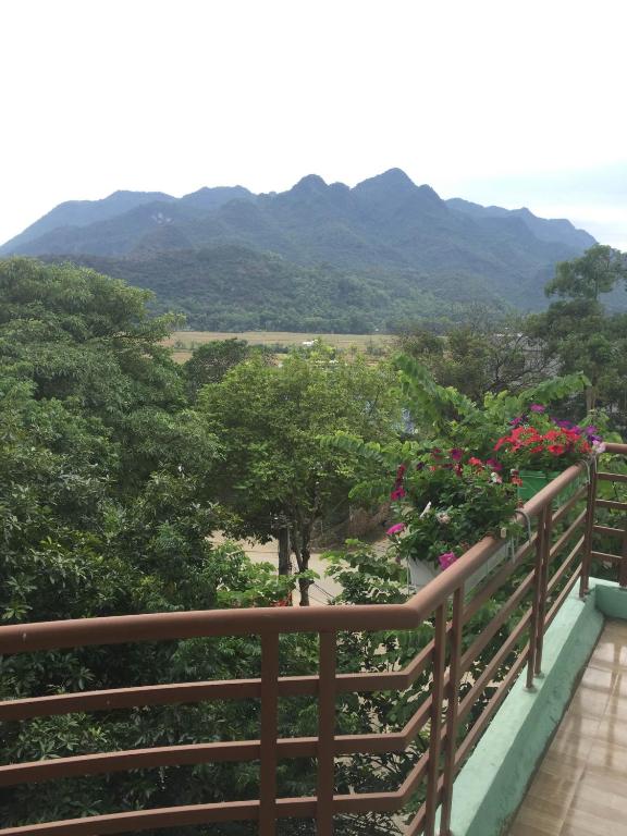 Двухместный (Двухместный номер Делюкс с 1 кроватью и балконом) хостела Mai Chau Mountains, Май Чау