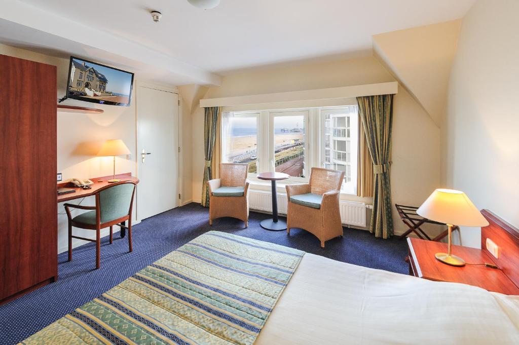 Двухместный (Улучшенный двухместный номер с 2 отдельными кроватями и боковым видом на море) отеля Boulevard Hotel Scheveningen, Схевенинген