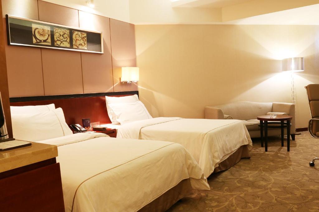 Двухместный (Улучшенный двухместный номер с 2 отдельными кроватями (маленькое окно)) отеля Cavan Hotel, Гуанчжоу