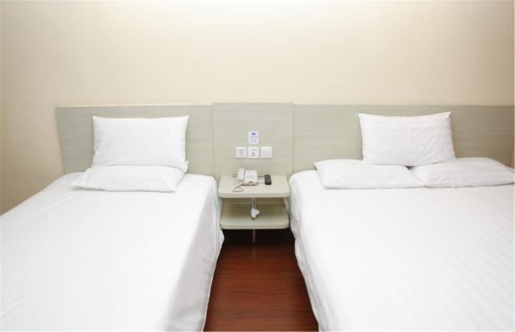 Двухместный (Двухместный номер с 2 отдельными кроватями) отеля Hanting Express Beijing Sanyuan Bridge, Пекин