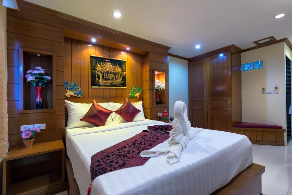 Двухместный (Улучшенный двухместный номер с 1 кроватью) отеля PR Patong Residence, Пхукет