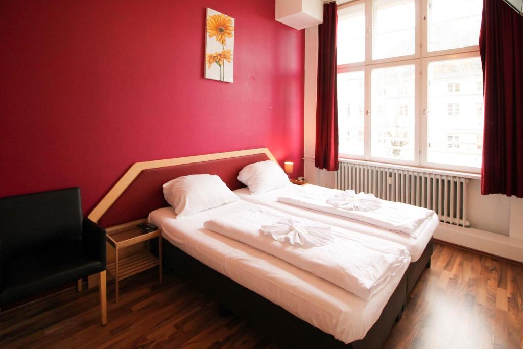 Четырехместный (Четырехместный номер с ванной комнатой) хостела Metropol Hostel Berlin, Берлин