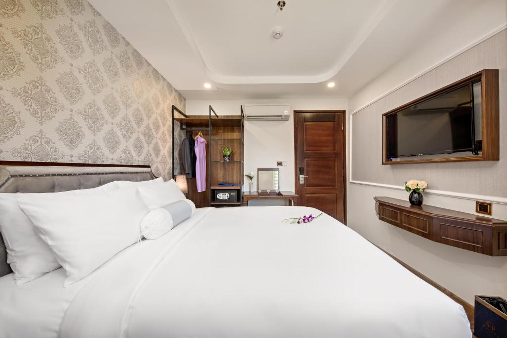 Двухместный (Superior Double Room with Small Window City View) отеля Halina Hotel and Apartment, Дананг