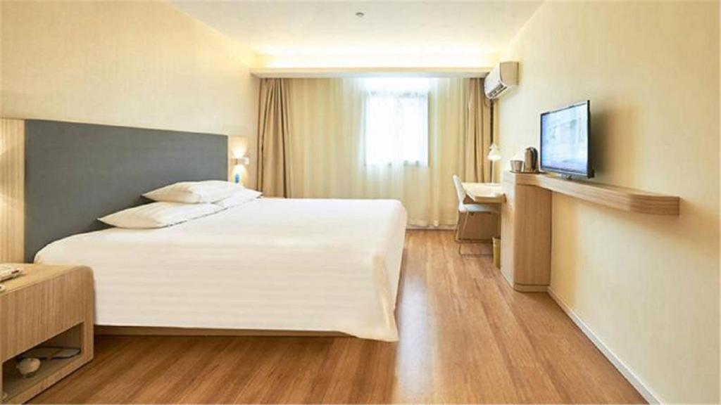 Двухместный (Для граждан материкового Китая — Улучшенный номер с кроватью размера «king-size») отеля Hanting Changsha Wu Yi Square Branch, Чанша