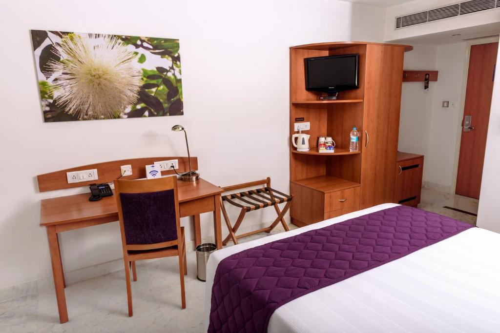 Двухместный (Улучшенный номер с кроватью размера «queen-size») отеля Caspia Hotel New Delhi Shalimar Bagh, Нью-Дели