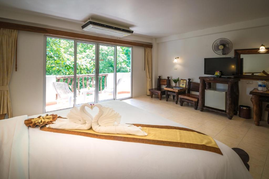 Двухместный (Улучшенный двухместный номер с 1 кроватью) отеля Aonang Sunset Hotel, Краби