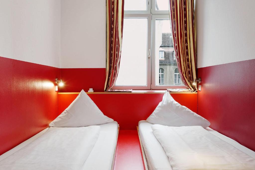 Двухместный (Двухместный номер с 1 кроватью или 2 отдельными кроватями и собственной ванной комнатой) хостела Ballhaus Berlin Hostel, Берлин