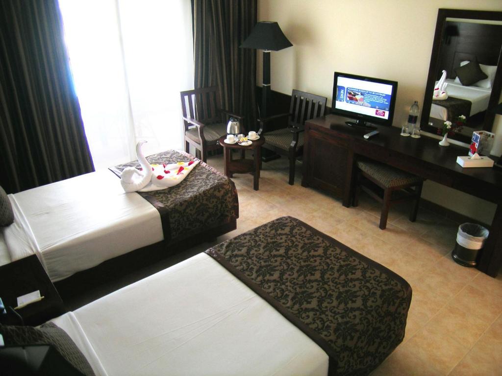 Трехместный (Стандартный трехместный номер) курортного отеля Royal Brayka Beach Resort, Абу-Дабаб