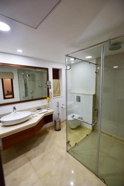 Двухместный (Номер с кроватью размера «king-size» на бутик-вилле) курортного отеля Novotel Goa Dona Sylvia Resort, Кавелоссим