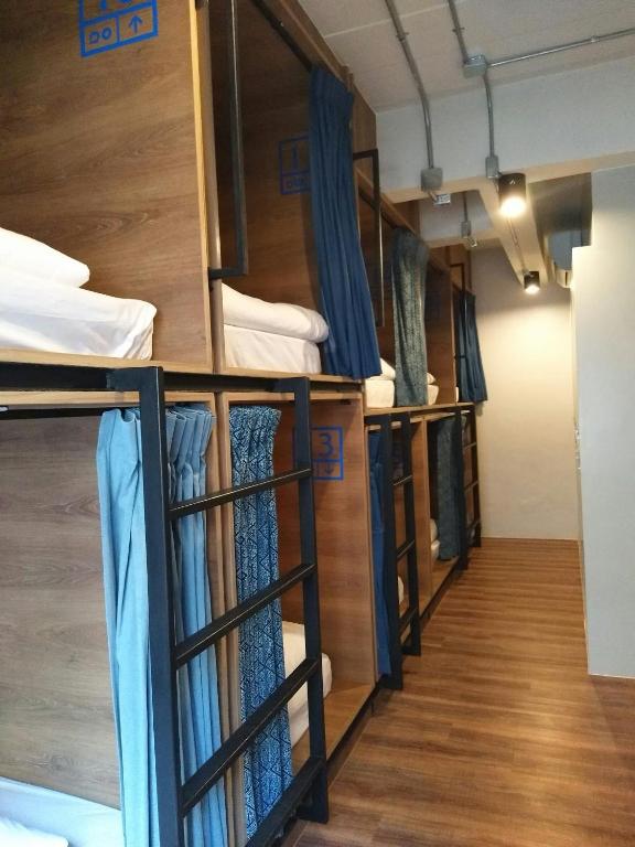 Номер (Кровать в общем номере для мужчин и женщин с 10 кроватями) хостела Natee Hostel, Бангкок