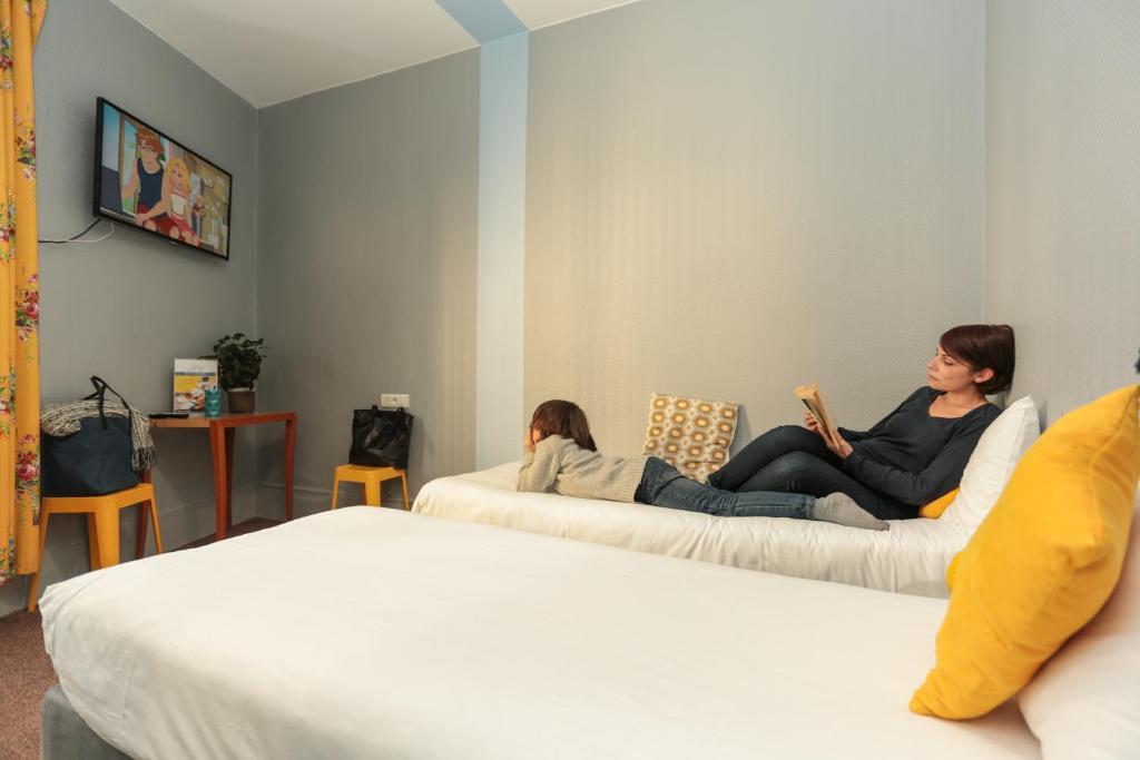 Двухместный (Двухместный номер с 2 отдельными кроватями и собственной ванной комнатой) хостела Arty Paris Hostel & Budget Hotel, Париж
