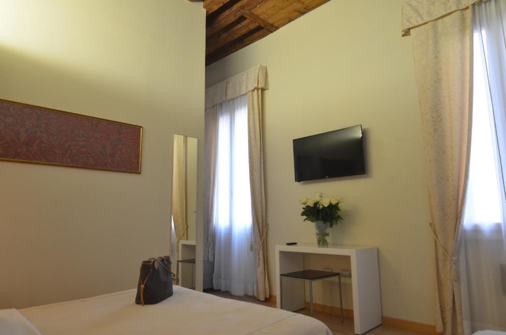 Двухместный (Улучшенный двухместный номер с 1 кроватью или 2 отдельными кроватями) отеля Albergo al Tiepolo, Венеция