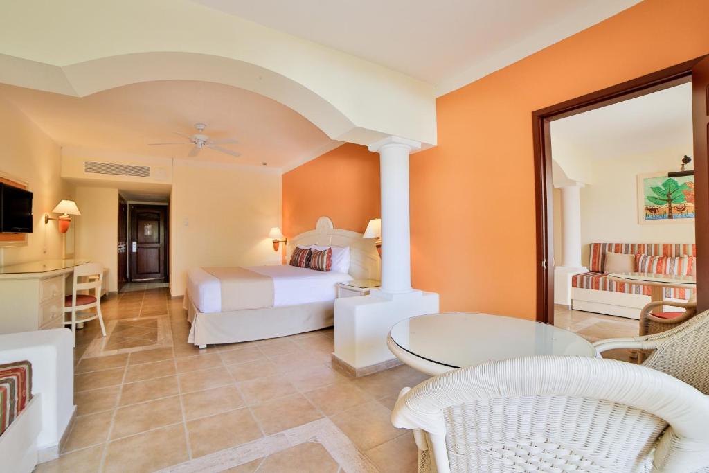 Сьюит (Улучшенный полулюкс (для 1 взрослого и 2 детей)) курортного отеля Grand Bahia Principe Coba - All Inclusive, Акумаль