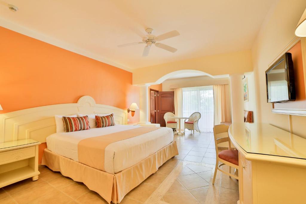 Сьюит (Улучшенный полулюкс (для 2 взрослых и 1 ребенка)) курортного отеля Grand Bahia Principe Coba - All Inclusive, Акумаль