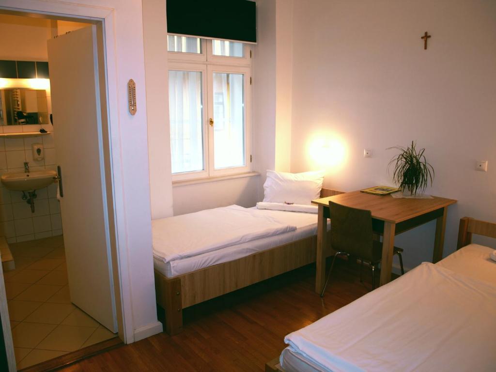 Двухместный (Двухместный номер с 2 отдельными кроватями и ванной комнатой) гостевого дома Ciszterci Ház Pécs, Печ