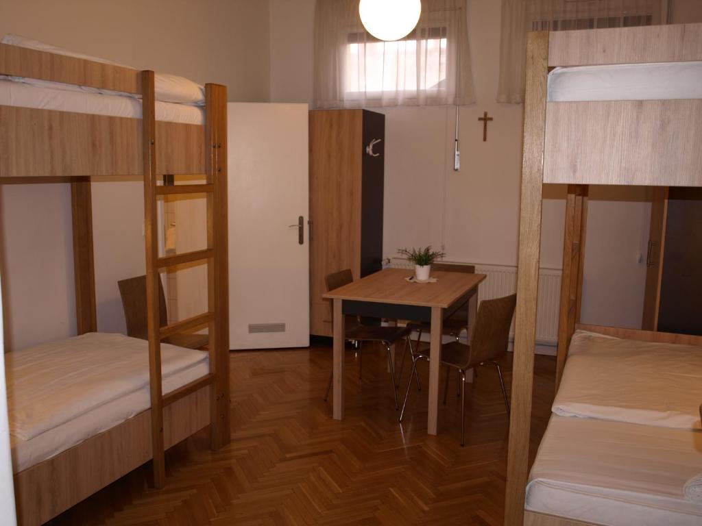 Четырехместный (Четырехместный номер с ванной комнатой) гостевого дома Ciszterci Ház Pécs, Печ