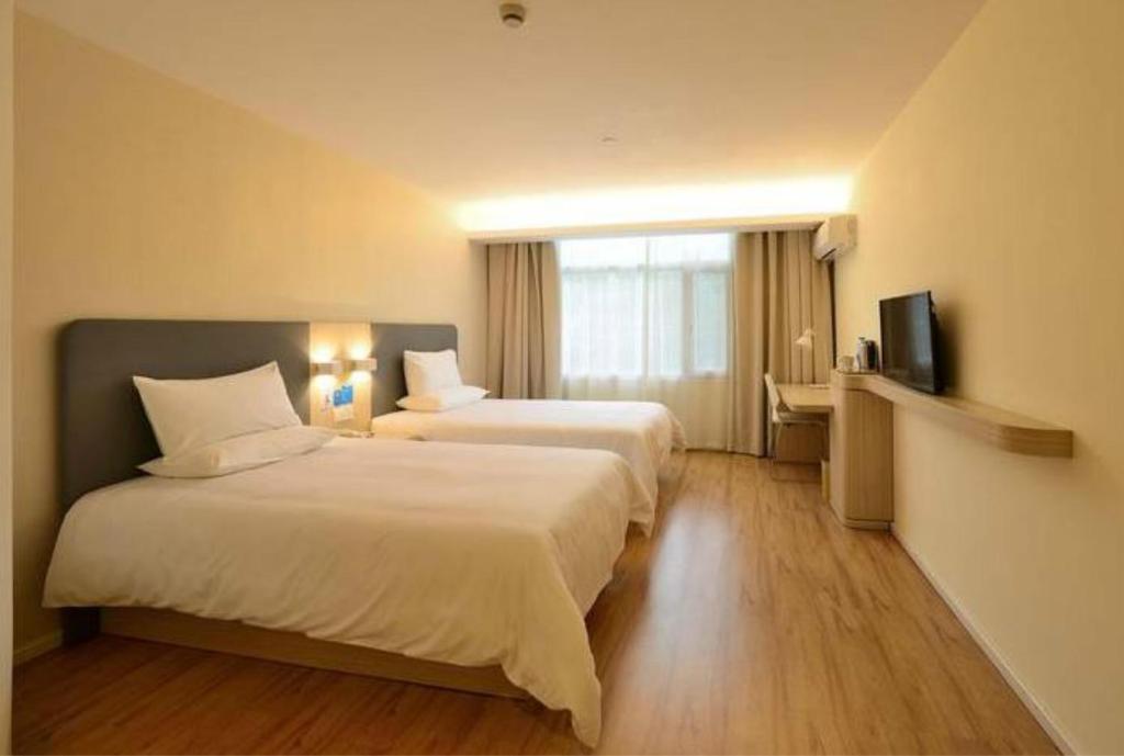 Двухместный (Двухместный номер New Style с 2 отдельными кроватями) отеля Hanting Express Shanghai Zhenping Rd, Шанхай
