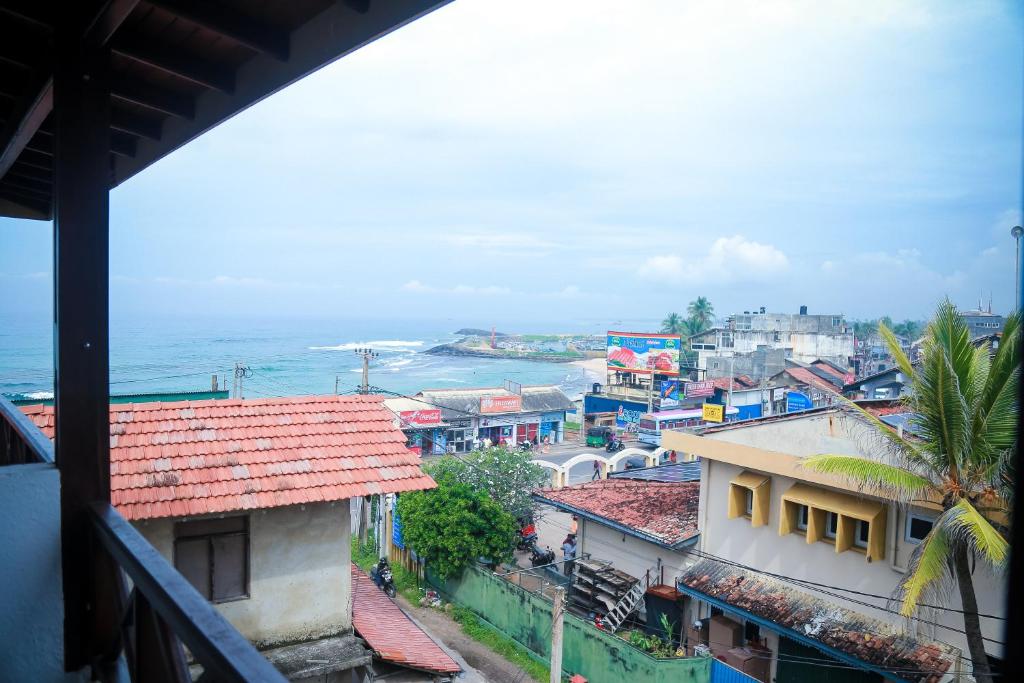 Трехместный (Трехместный номер Делюкс с видом на море) гостевого дома Cozy Sea view Inn, Хиккадува