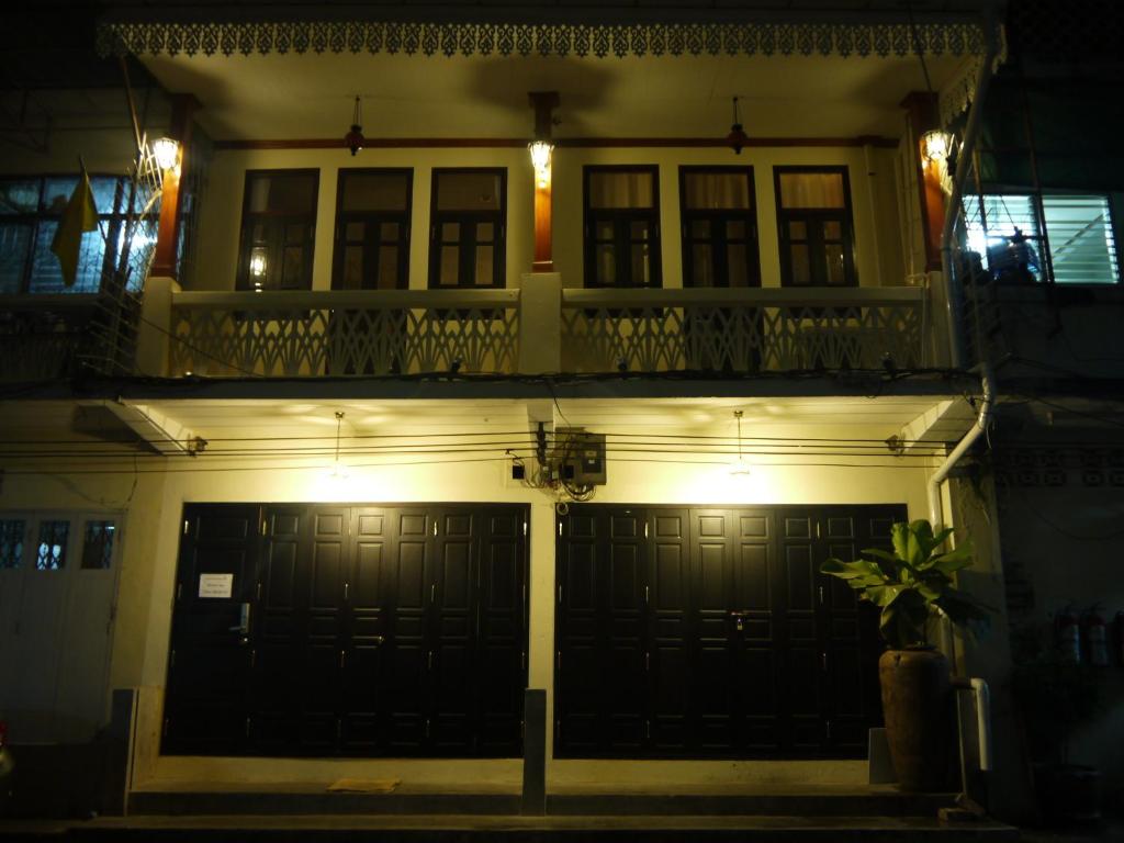 Гостевой дом The Royal ThaTien Village, Бангкок