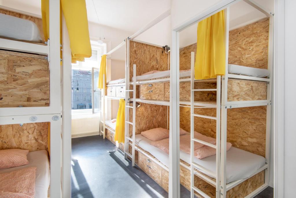 Четырехместный (Номер с 8 кроватями и отдельной ванной комнатой) хостела Avenue Hostel, Будапешт