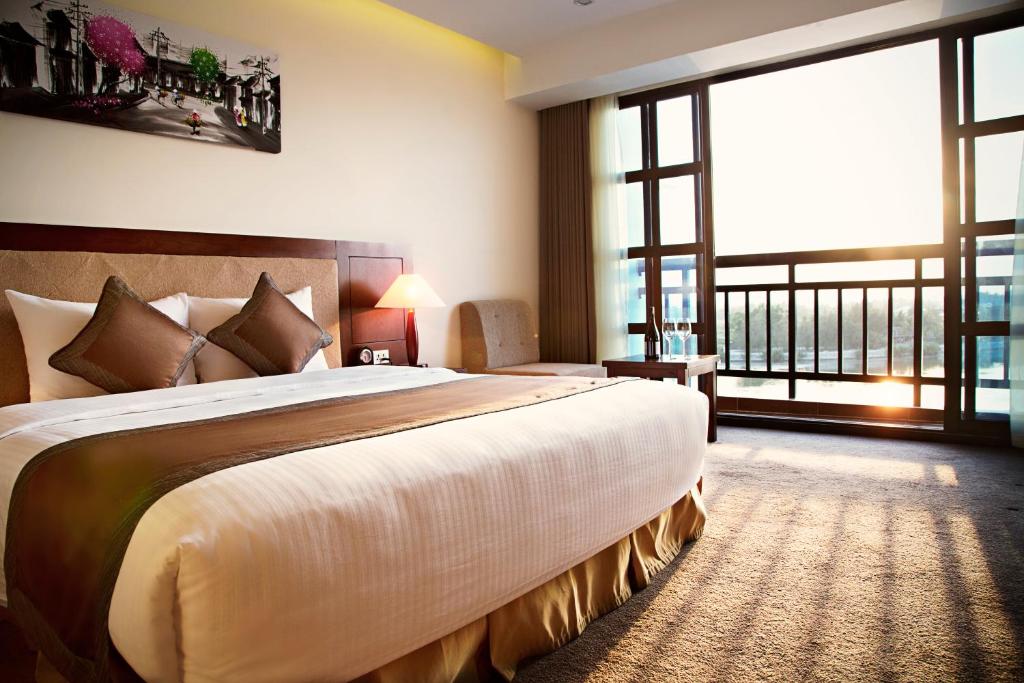 Двухместный (Двухместный номер с 1 кроватью, вид на озеро) отеля Muong Thanh Holiday Hoi An Hotel, Хойан