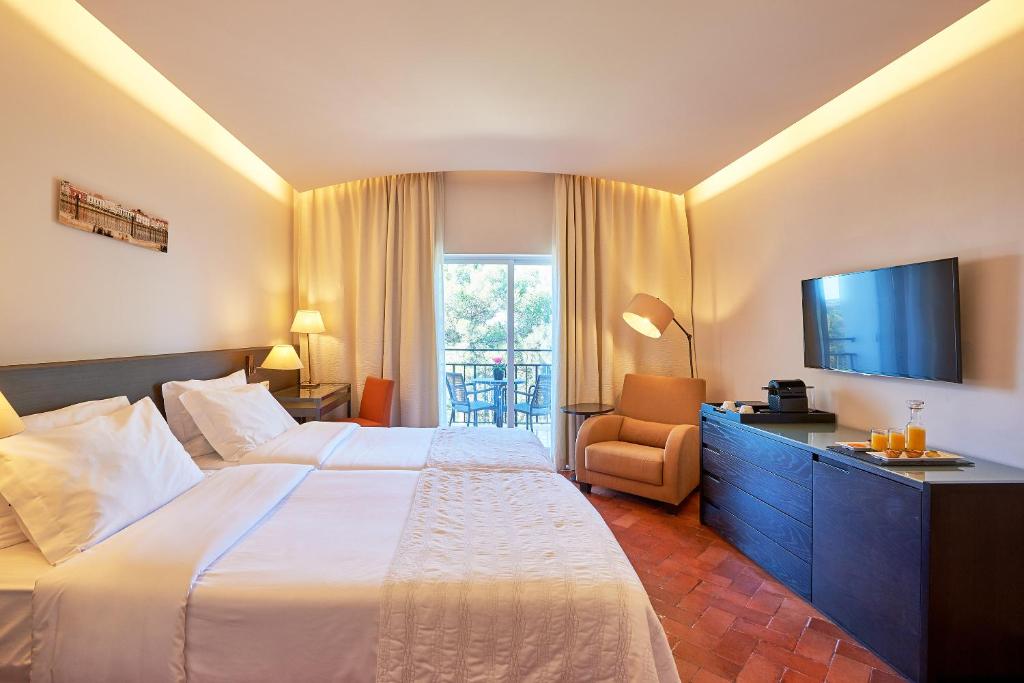 Двухместный (Двухместный номер с 1 кроватью или 2 отдельными кроватями с пакетом семейных услуг) курортного отеля Penina Hotel & Golf Resort, Портиман