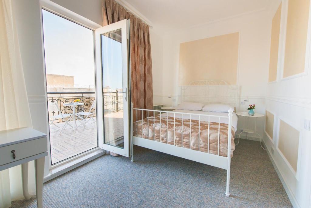 Двухместный (Двухместный номер Делюкс с 1 кроватью и балконом, вид на море) отеля Два сезона, Баку