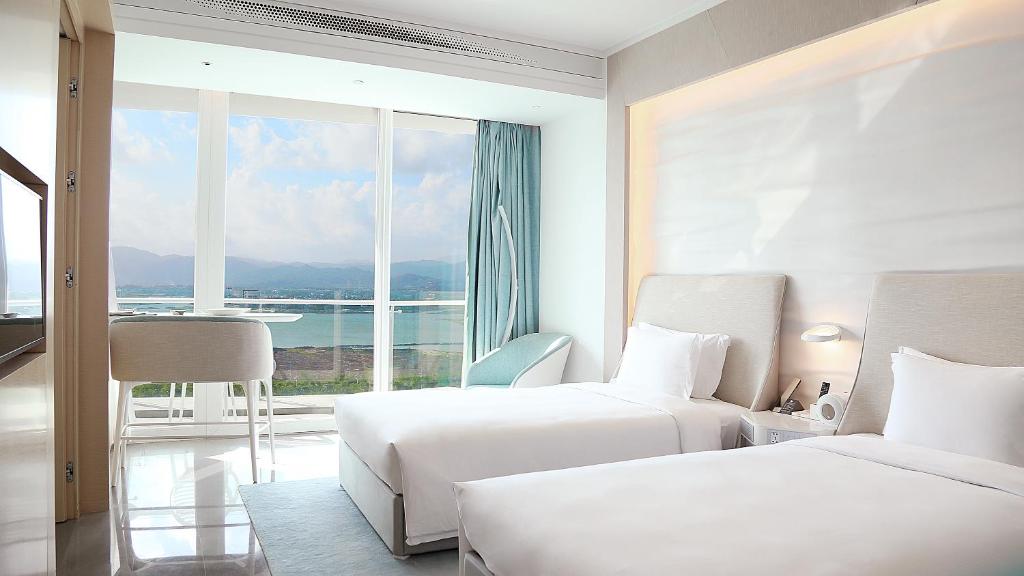 Двухместный (Двухместный номер с 1 кроватью или 2 отдельными кроватями, вид на озеро) отеля The Mangrove Sanya (all inclusive hotel), Санья