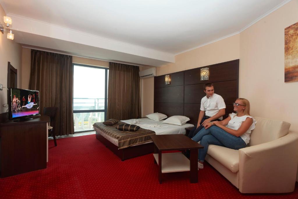 Двухместный (Улучшенный двухместный номер с 1 кроватью (для 2 взрослых и 2 детей)) отеля Hotel Royal - Все включено, Золотые Пески