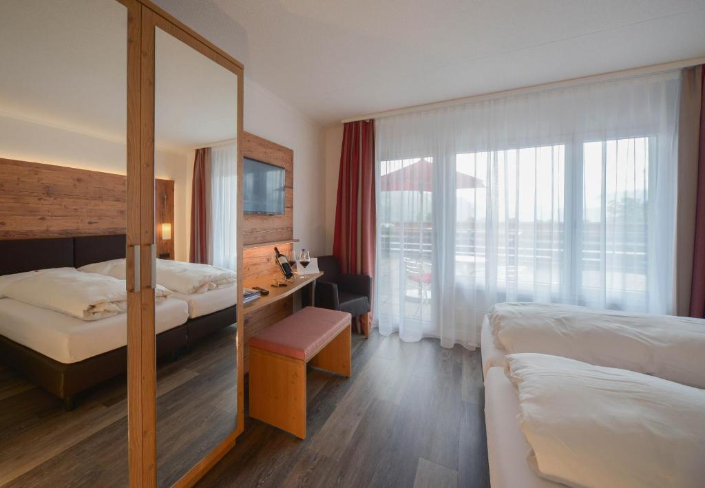 Двухместный (Двухместный номер с 1 кроватью и балконом) отеля Hotel Brienz, Бриенц