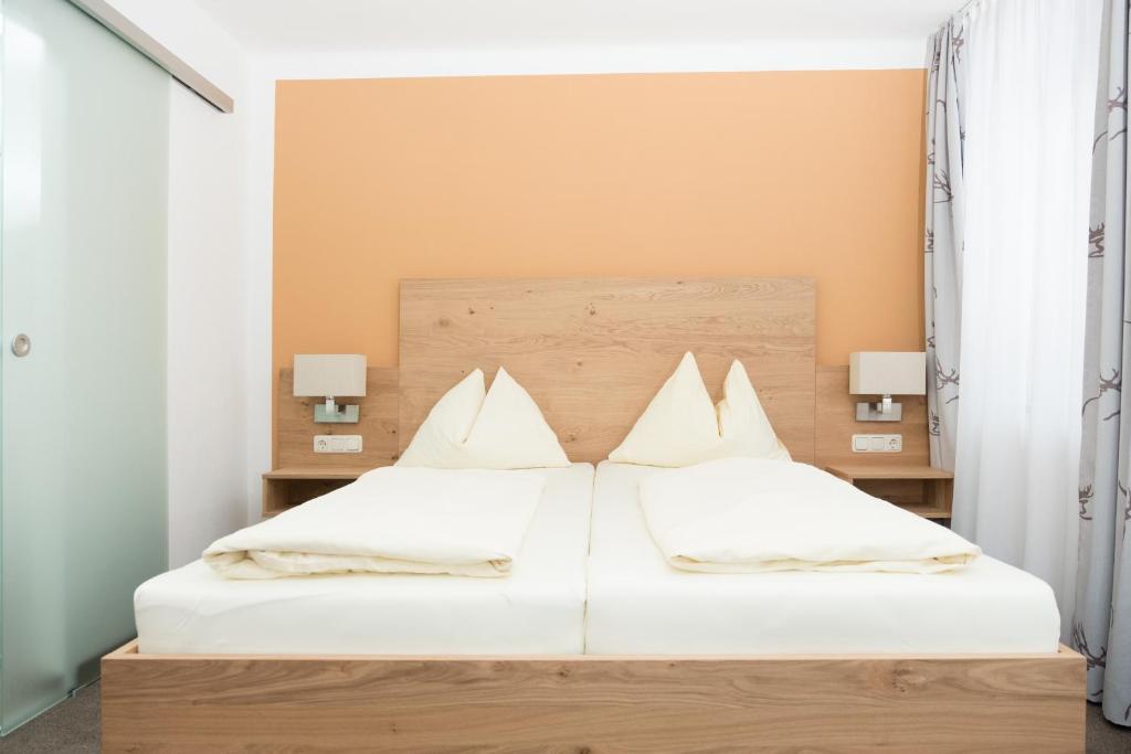 Двухместный (Двухместный номер с двуспальной кроватью и дополнительной кроватью) гостевого дома Pension Irlingerhof, Мондзе