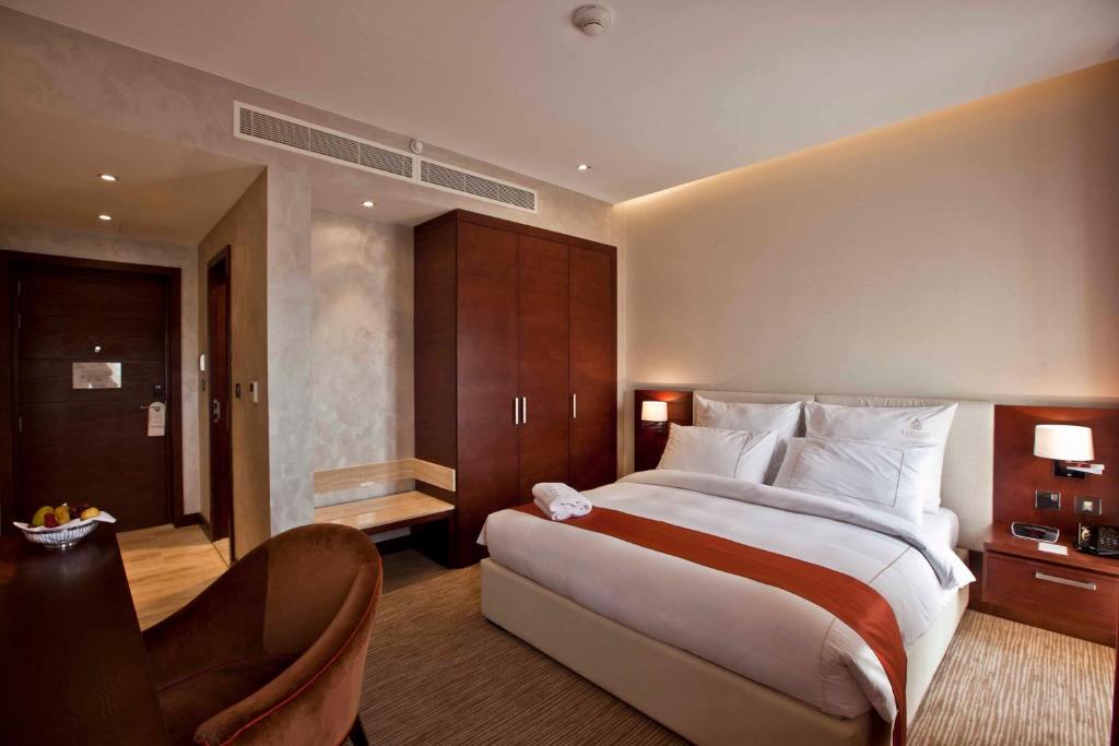 Двухместный (Классический номер с кроватью размера «king-size») отеля Zubarah Hotel, Доха