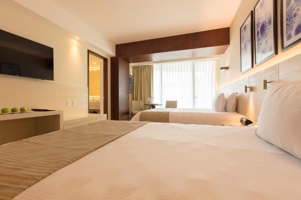Сьюит (Люкс Altitude с 2 двуспальными кроватями) курортного отеля Krystal Grand Punta Cancún, Канкун