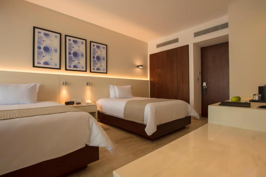 Сьюит (Семейный семейный люкс Altitude с частичным видом на океан) курортного отеля Krystal Grand Punta Cancún, Канкун
