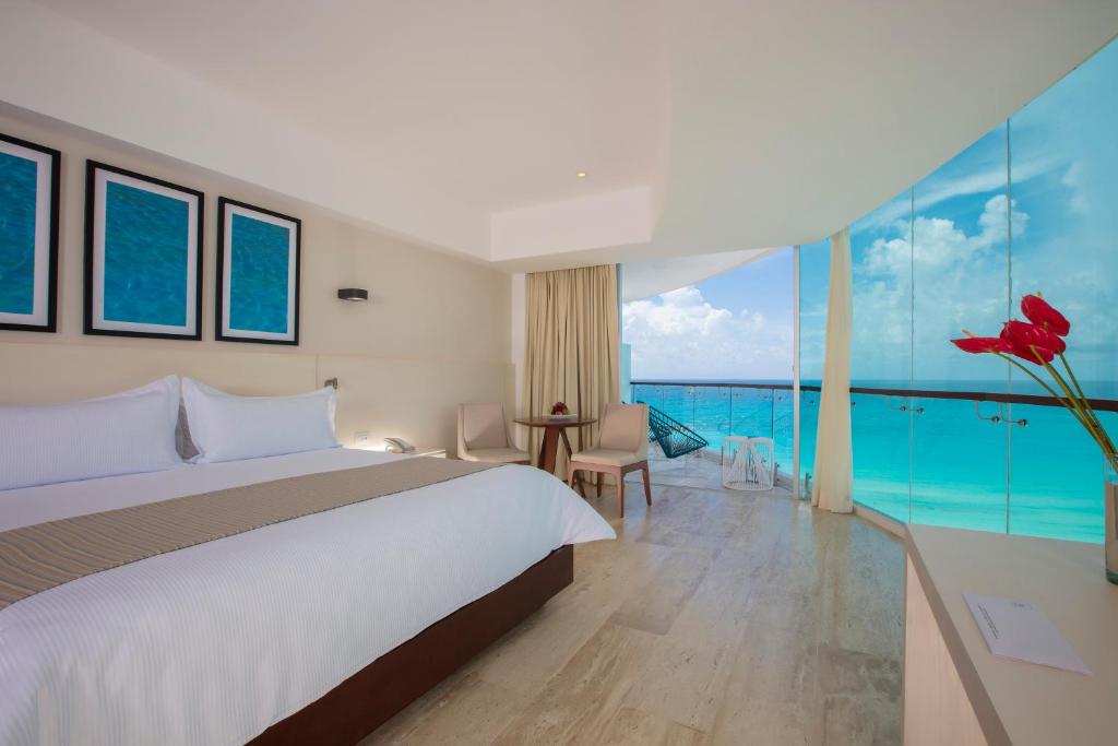 Сьюит (Угловой люкс Altitude с видом на океан) курортного отеля Krystal Grand Punta Cancún, Канкун