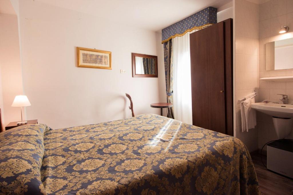 Двухместный (Двухместный номер с 1 кроватью или 2 отдельными кроватями, общая ванная комната) отеля Albergo Casa Peron, Венеция