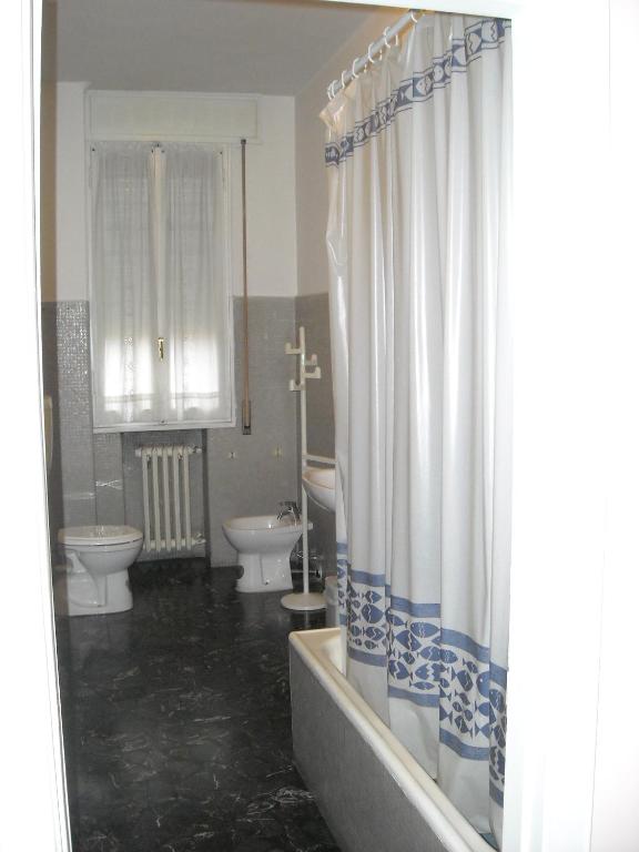 Двухместный (Двухместный номер с 1 кроватью и общей ванной комнатой) гостевого дома B&B SILVANO, Болонья