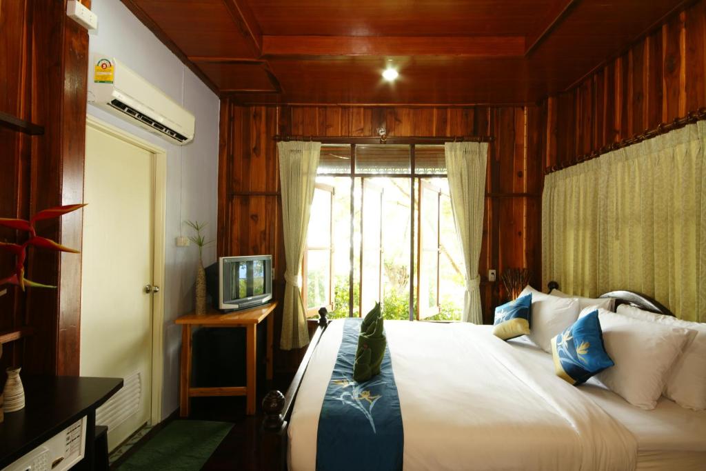 Номер (Улучшенное бунгало с видом на бассейн) курортного отеля Tharathip Resort Koh Phangan, Пханган
