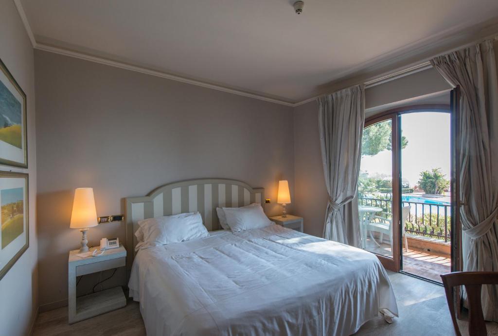 Двухместный (Классический двухместный номер с 1 кроватью или 2 отдельными кроватями с видом на море) отеля Grand Hotel Baia Verde, Катания