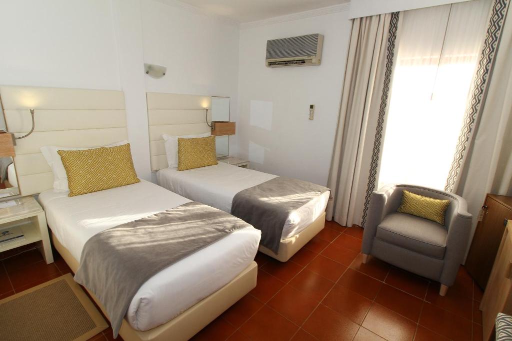 Трехместный (Более просторный двухместный номер с 2 отдельными кроватями) отеля Best Western Hotel Dom Bernardo, Фару