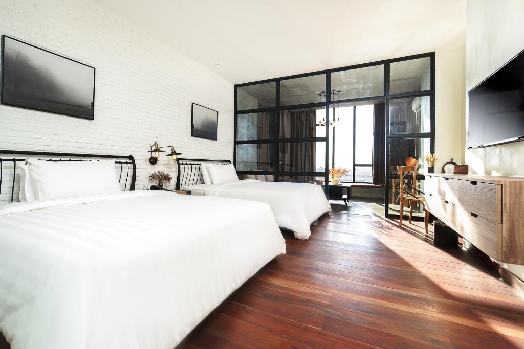 Сьюит (Люкс «Закат» с 2 кроватями размера «king-size») отеля EMAN-SIM BOUTIQUE HOTEL, Пномпень