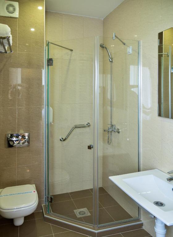 Двухместный (Deluxe Double or Twin Room with Balcony - Annex) отеля Hotel Tami Residence, Ниш