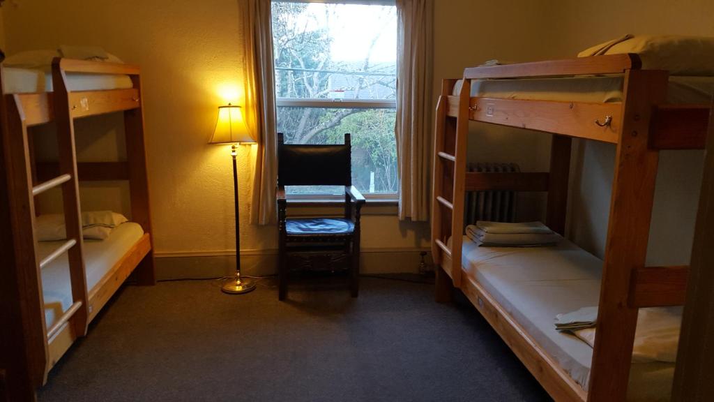 Номер (Односпальная кровать в общем мужском номере) хостела HI - Portland Northwest Hostel, Портленд
