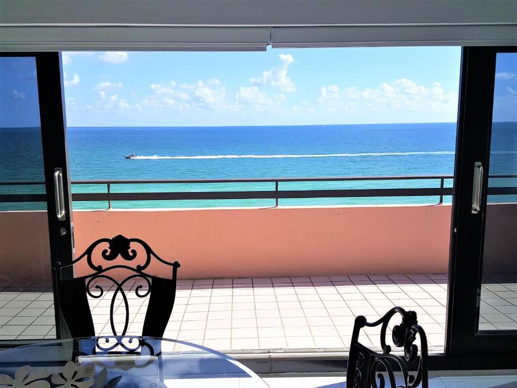 Апартаменты (Апартаменты с 2 спальнями) апарт-отеля Luxury Beach Resort - HORA RENTALS, Майами-Бич