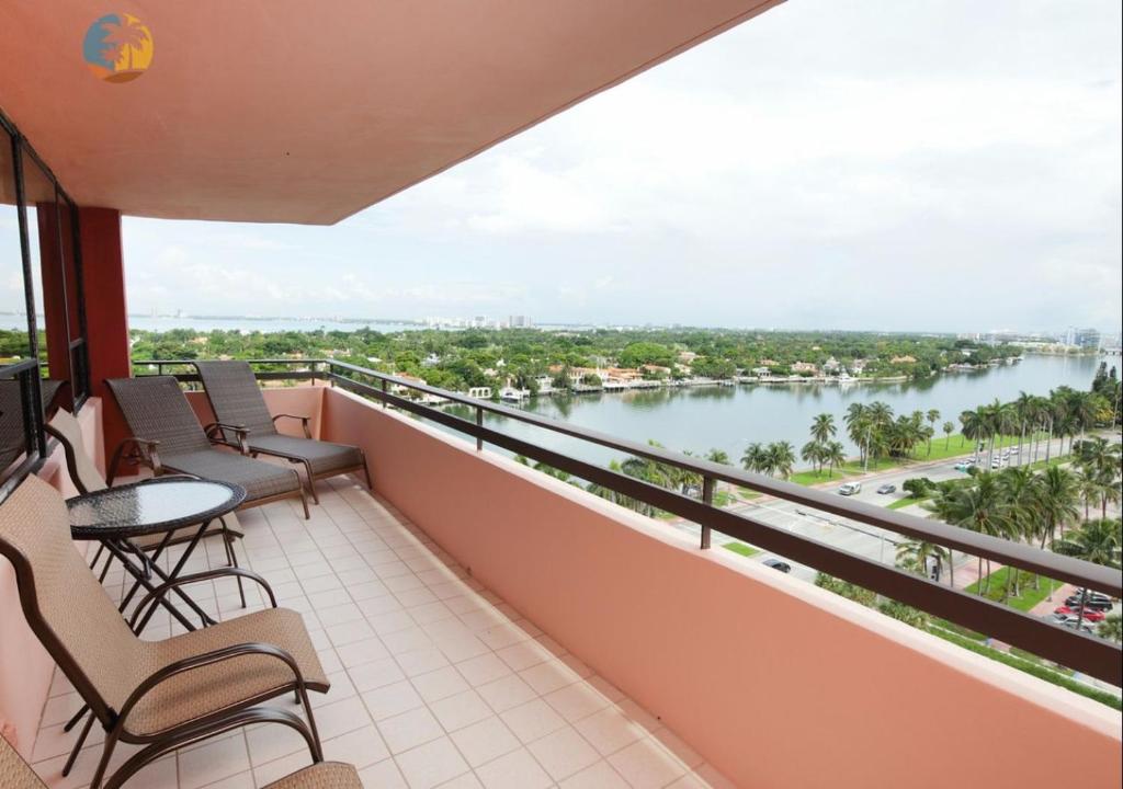 Апартаменты (Апартаменты с 3 спальнями) апарт-отеля Luxury Beach Resort - HORA RENTALS, Майами-Бич