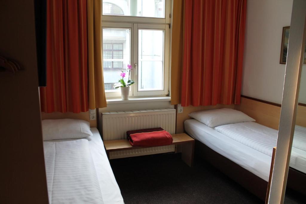 Двухместный (Двухместный номер с 2 отдельными кроватями), Hotel Goldene Krone Innsbruck