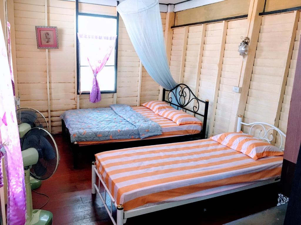 Трехместный (Трехместный номер с вентилятором и общей ванной комнатой) гостевого дома New Phiman Riverview Guesthouse, Бангкок