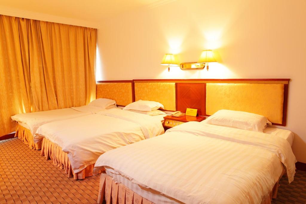 Трехместный (Mainland Chinese Citizens - Comfort Triple Room) отеля Bao Li Feng Hotel, Гуанчжоу