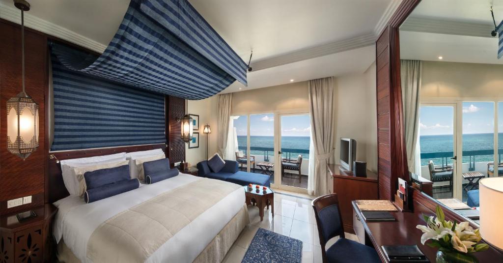 Двухместный (Фирменный номер Делюкс с видом на море) курортного отеля Kempinski Hotel Ajman, Аджман