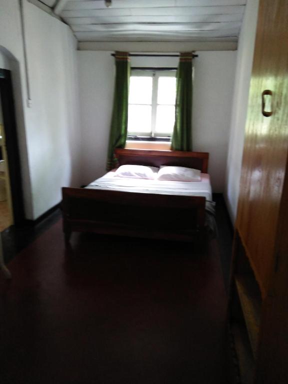 Трехместный (Трехместный номер «Комфорт» с душем) гостевого дома Woodlands Bungalow, Бандаравела